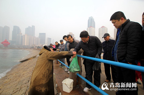 市民在五四广场撒网捕梭鱼