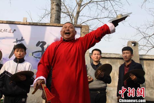 图为山东落子的济宁市级传人张青敏给弟子示范表演
