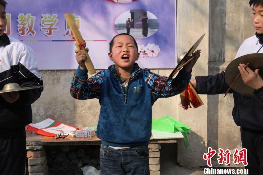 图为张青敏的最小的徒弟,9岁的孙文书,正在模仿师父表演