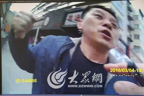 馮建國揮拳毆打交警現(xiàn)場監(jiān)控截圖