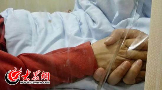 馬秀云與未婚夫的手緊緊相握