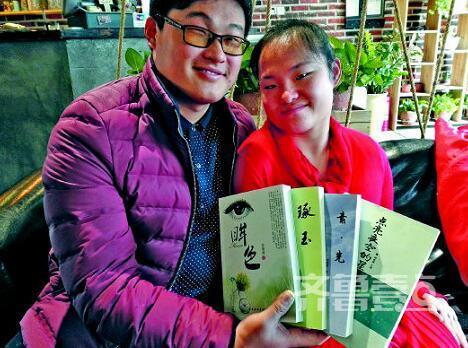 孫璐康和丈夫在詩朗誦交流會上,她已出版了四本書