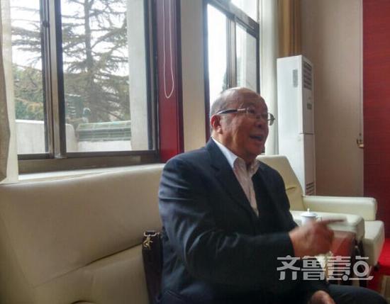 該校文學(xué)院的各位老師對王萬森老師表達(dá)了敬意,王教授表示,他也要向中青年教師學(xué)習(xí),更新自己的知識體系,退休不退伍,永遠(yuǎn)當(dāng)好一名老師。