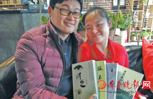 孙璐康和丈夫在诗朗诵交流会上,她已出版了四本书。本报记者李珍梅摄
