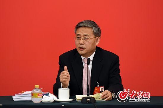 3月7日下午,十二屆全國(guó)人大四次會(huì)議山東代表團(tuán)舉行開放團(tuán)組活動(dòng),全國(guó)人大代表、山東省委副書記、省長(zhǎng)郭樹清回答中外記者提問。 大眾網(wǎng)特派記者 王長(zhǎng)坤 攝