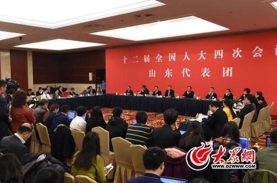 3月7日下午，十二屆全國人大四次會(huì)議山東代表團(tuán)舉行開放團(tuán)組活動(dòng)。大眾網(wǎng)特派記者 王長坤 攝