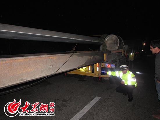 　民警檢查超長貨車