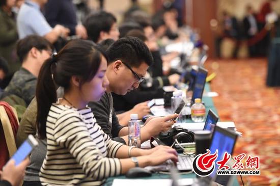 3月7日下午，十二屆全國人大四次會(huì)議山東代表團(tuán)舉行開放團(tuán)組活動(dòng)。大眾網(wǎng)記者正在線直播。大眾網(wǎng)特派記者 王長坤 攝