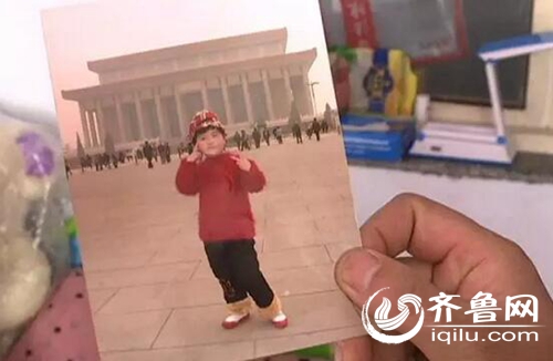 小時候，琳琳還是一個漂亮可愛的孩子，雖然那時候她的腳就不一樣長