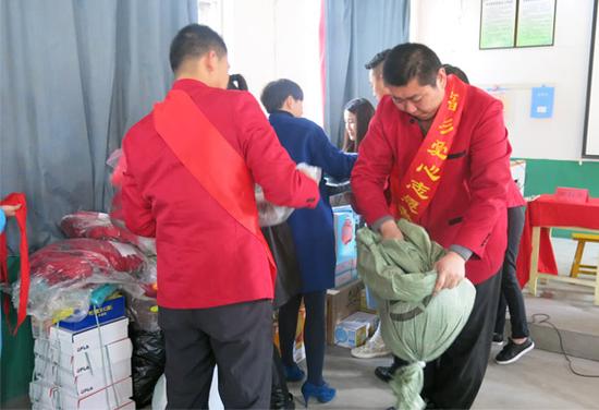 愛心:給寒門學(xué)子解憂籌集開學(xué)禮