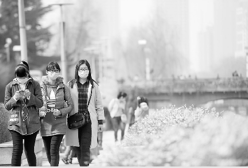 3月5日,伴隨著低溫,泉城出現了浮塵天氣,市區能見度不足10公里。 記者王鋒 攝