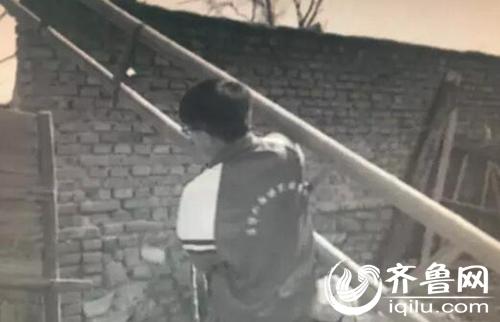 當(dāng)時(shí)的氣溫是零下七度,一名男子落水后,兩個(gè)救人者也落水求救。
