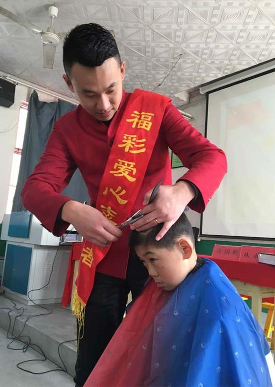 現(xiàn)場:福彩社工當(dāng)起義務(wù)心理疏導(dǎo)員