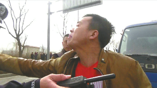 無證渣土車被查后，車主的朋友“出手”助陣。 警方供圖