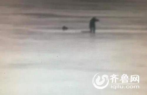 年輕的孟德豪趕緊去周圍的村子,借來了一把梯子救人。