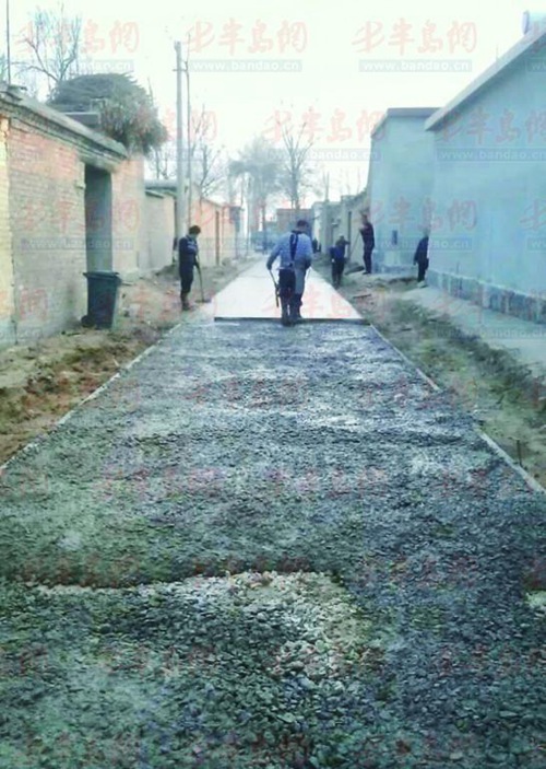 原來的土路高低不平泥濘不堪。