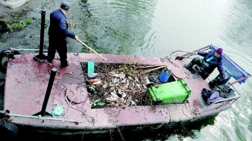9日,天下第一泉景區的大明湖岸邊,工作人員巡邏、勸阻市民放生魚類。經過工作人員現場的宣傳教育,來放生的市民都收回了自己帶來的魚。當日是農歷二月初一,是民間傳統的放生日子。
