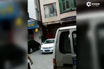 視頻：1歲男孩從5樓陽臺掉下 街坊拉棉被接住
