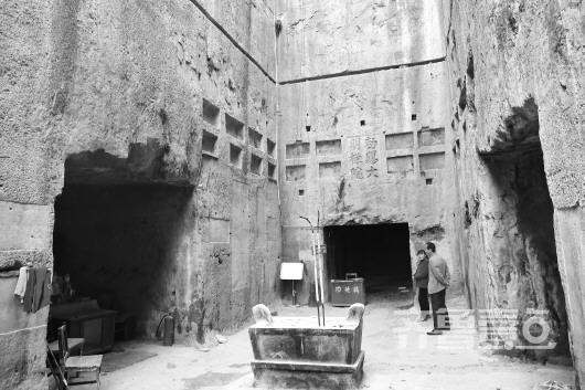 巨野“金山大洞”被考古专家推断为刘贺所建的墓，如今成了当地居民烧香拜佛的场所。齐鲁壹点 记者乔显佳摄