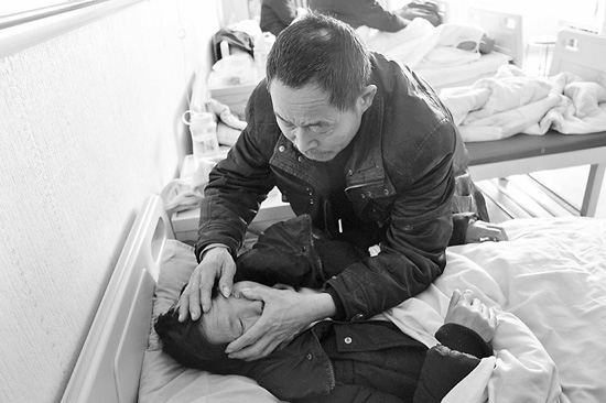 大活人眼睛里頻頻“摳”出石子，且已有6年之久，您說這事稀罕不？