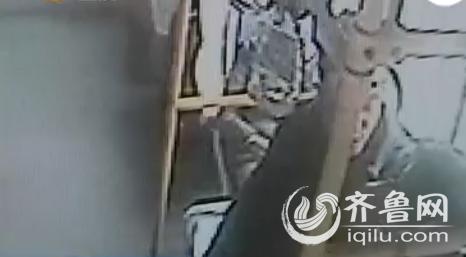 下午四點半,在211路公交車上,有一名年輕的男子對著一名老人罵罵咧咧,更過分的是,還對老人還動了手。(視頻截圖)