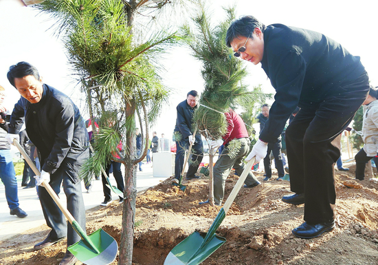 3月10日，省委常委、市委书记王文涛参加义务植树活动。(记者 陈长礼 摄)