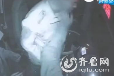 男子扇了公交司機一耳光(視頻截圖)