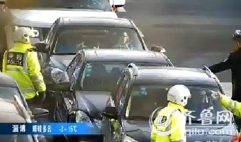 現(xiàn)場(chǎng)的交警馬上通知警務(wù)中心,根據(jù)車(chē)牌號(hào)開(kāi)始布控尋找奔馳車(chē),很快奔馳車(chē)就被找到。(視頻截圖)