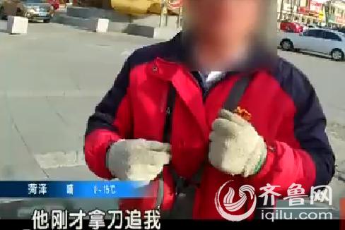 　三轮车主称，奔驰车主从车内拿了一把水果刀恐吓自己。（视频截图）