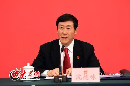 最高人民法院黨組副書記、常務(wù)副院長沈德詠發(fā)言。特派記者 王長坤 攝