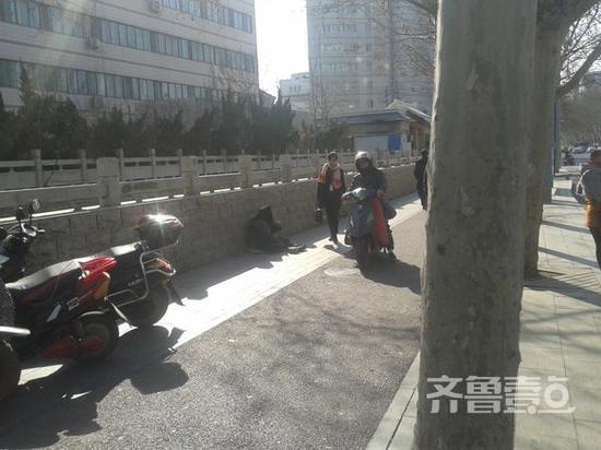 省中醫門口一位乞討大媽向路人行乞