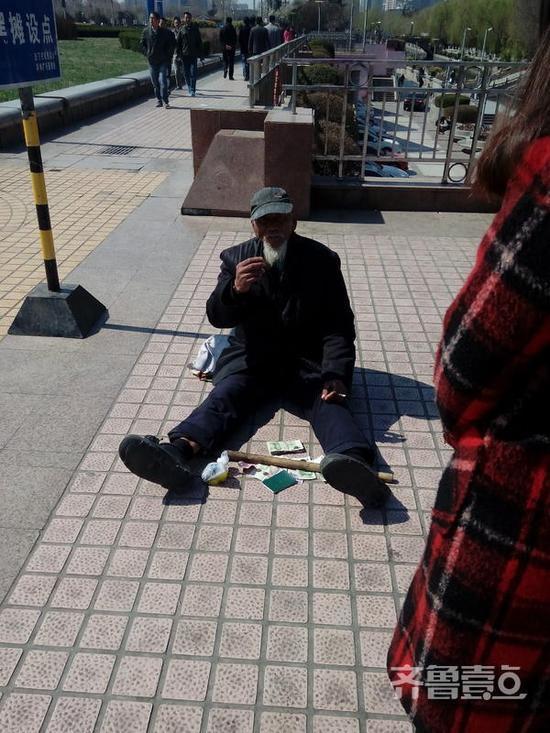 在泉城廣場乞討的老人