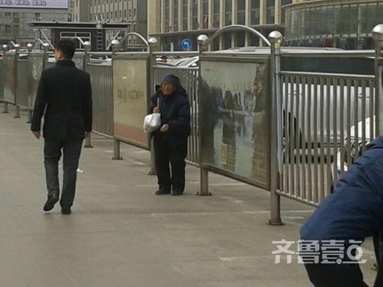 火車站天橋區,一位大娘主動伸手跟路人要錢