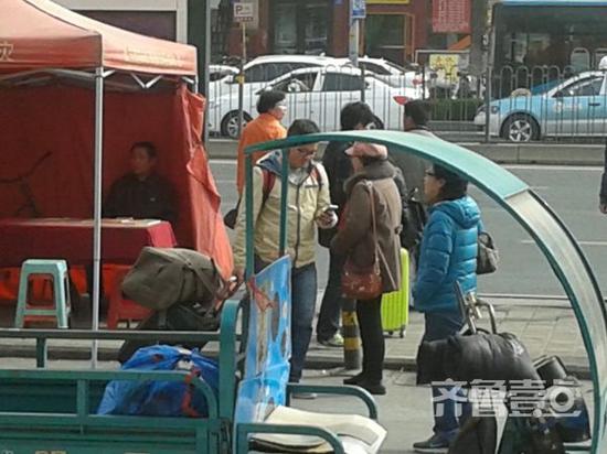 長途汽車站南區,一50歲左右婦女跟學生要錢