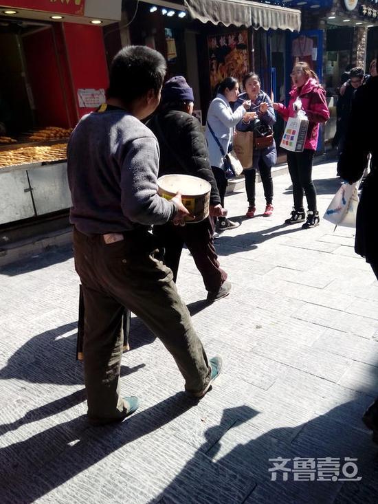 一前一后匯合的兩名乞討者