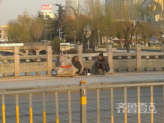 泉城公園兩位乞討人員聊天