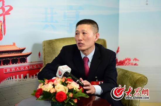 全國人大代表、煙臺張裕葡萄釀酒股份有限公司總經理周洪江做客大眾網全國兩會北京演播室。