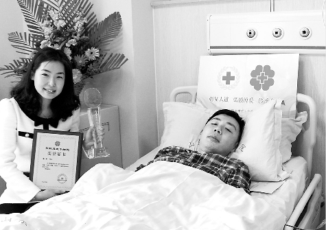 潘先生捐献造血干细胞，妻子一直陪着他。记者李永明 摄