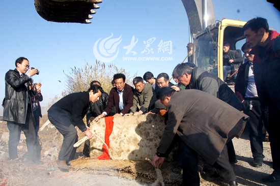 村民们把石碑放到地上