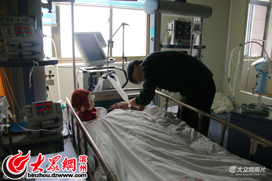 病重期間男友在重癥監護室陪伴李茜