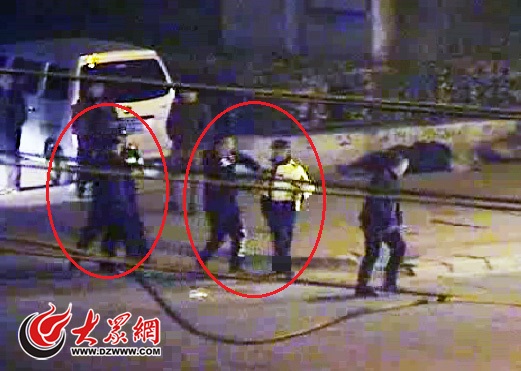 兩名男子摟抱、拉扯正在執(zhí)法的民警，違法渣土車司機(jī)趁機(jī)駕車逃逸。
