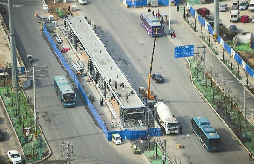 17日，纬十二路沿线5处BRT车站进入外部装修和内部地面铺设阶段。按照计划，纬十二路今年5月将全线通车。 记者高歌 摄