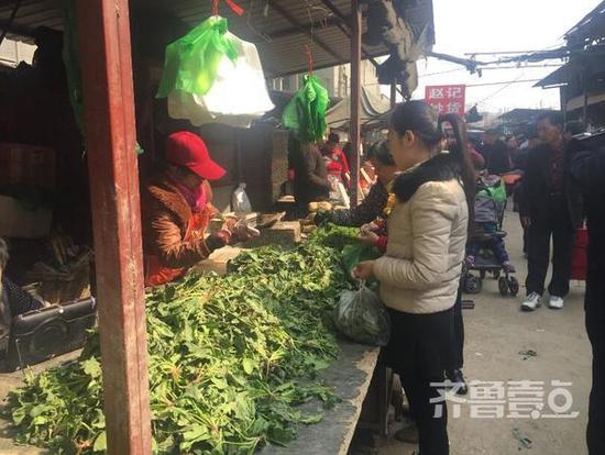 16日，八里桥蔬菜市场菠菜每斤1.8元；吴女士家附近的林祥南街菜市场，每斤3.5元