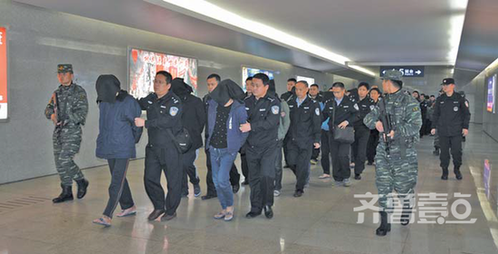 （17日深夜，聊城警方将28名犯罪嫌疑人从广东中山安全押解回聊城。）