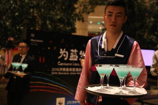 　　“地球一小时”期间，济南喜来登酒店关闭不必要光源，并派发以2016年熄灯活动为主题的蓝色鸡尾酒供宾客品尝