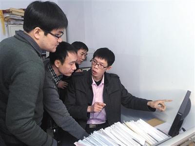 国家信访局督查组工作人员查看薛城区信访局的电脑,检查信访过程中是否有程序失当的问题。