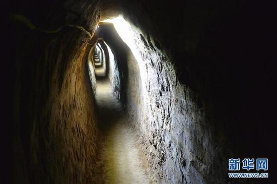 山东临淄许家村发现的北海银行地下印钞所40米长的地下通道(3月8日摄)。