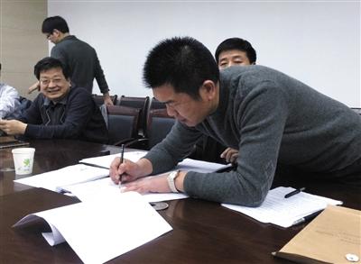 2月18日,国家信访局督查组会见信访人刘秀、刘海(均为化名)。在协调解决了拆迁补偿款等信访事项后,刘海在相关文件上签了字。新京报记者吴为摄