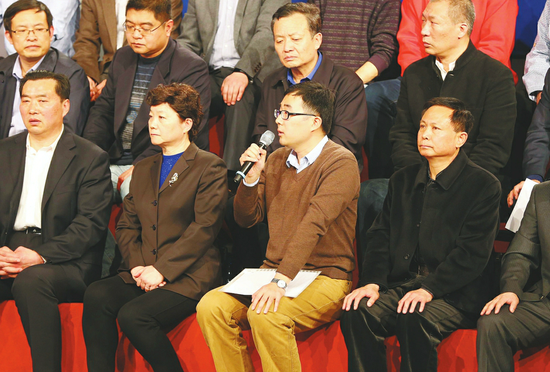 “問政團”成員現場問政。