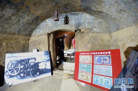 参观者在山东临淄许家村北海银行地下印钞所参观裁纸贮存室(3月8日摄)。